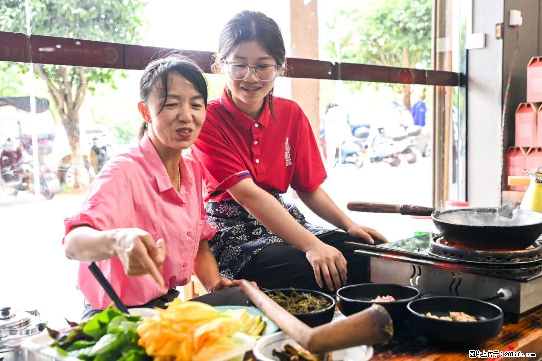 全网追的“扁担女孩”，找了一份暑假工，时薪12元 - 三明生活资讯 - 三明28生活网 sm.28life.com