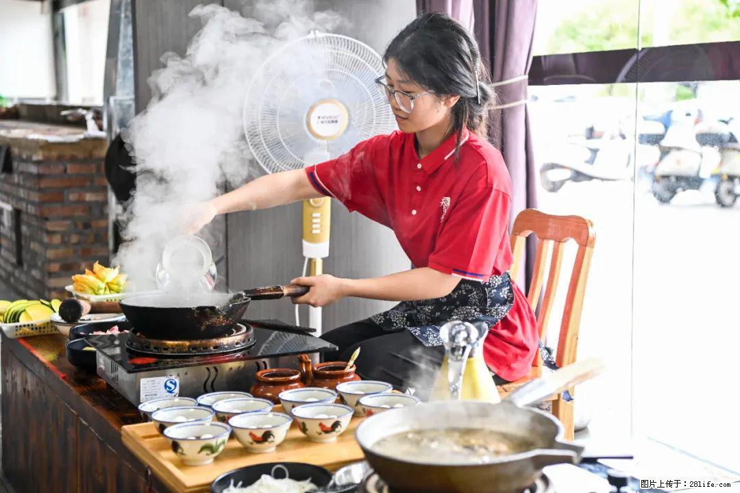 全网追的“扁担女孩”，找了一份暑假工，时薪12元 - 三明生活资讯 - 三明28生活网 sm.28life.com